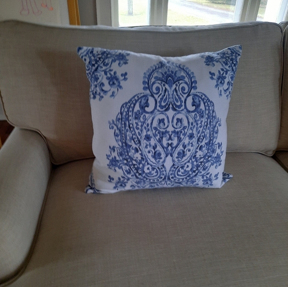 2x Nicole Miller fabric pillows - Picture 2 of 3